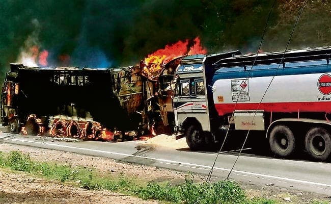 रामगढ़ : चुटूपालू घाटी में दो ट्रक जले