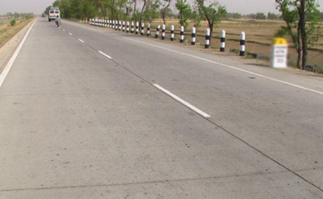 दस लाख की लागत से बनी पक्की सड़क