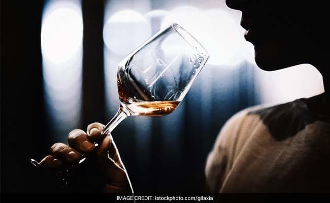 शराब पीने की आदत ने छीन ली जिंदगी, परिजनों ने पुलिस पर लगाया प्रताड़ित करने का आरोप