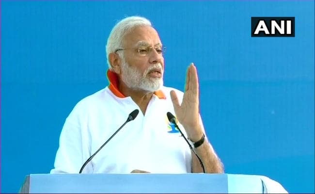 #InternationalYogaDay2018 : दुनिया आज मना रही है योग पर्व, पीएम मोदी बोले - योग में हर तरह का समाधान