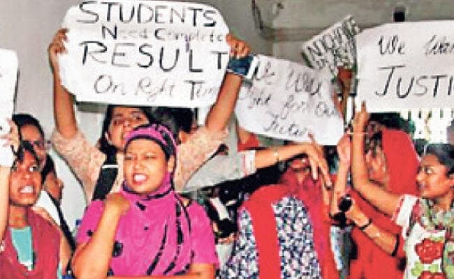 आसनसोल : काजी नजरूल यूनिवर्सिटी का मामला, परीक्षा जल्द कराने के लिए छात्रों का धरना