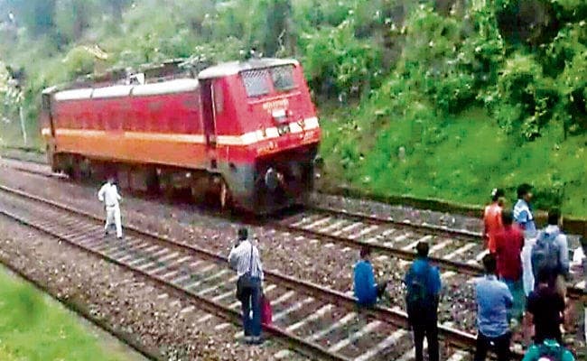 धनबाद : जमुनिया में हादसे से बची रांची-हावड़ा इंटरसिटी चलती ट्रेन की बोगियां इंजन से अलग हो गयीं