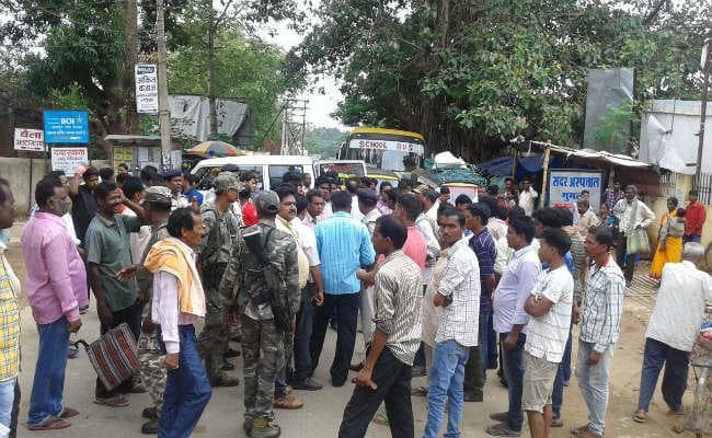 गुमला में कुरीयर बॉय की हत्या, विरोध में एक घंटे सड़क जाम