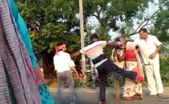 दंपती के गले में गमछा डालकर जानवरों की तरह पीटा, पुलिस की बर्बरता का Video वायरल