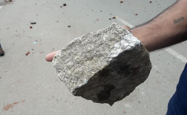 Bihar News: अधूरी रह गयी ख्वाहिशें, कन्यादान से पहले ही पत्थरबाजी में घायल सब इंस्पेक्टर ने तोड़ा दम