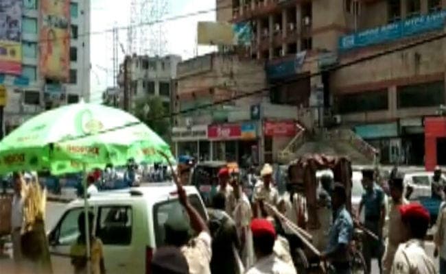 सिपाही भर्ती परीक्षा में धांधली का आरोप लगा सड़क पर उतरे अभ्यर्थियों पर पुलिस ने चटकायीं लाठियां, कई जख्मी