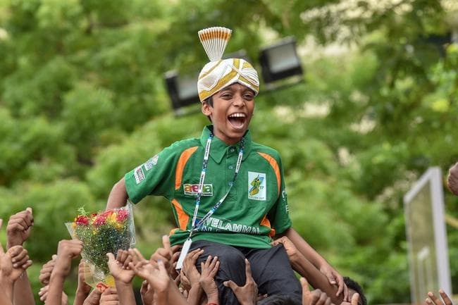 इतिहास रचने के बाद भारतीय चेस प्लेयर प्रागनानंदा पहुंचे चेन्नई, कुछ यूं हुआ स्वागत इतिहास रचने के बाद भारतीय चेस प्लेयर प्रागनानंदा पहुंचे चेन्नई, कुछ यूं हुआ स्वागत