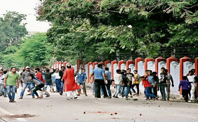 प्लाजा चौक से कर्बला चौक तक की सड़क तीन घंटे तक रणक्षेत्र बनी रही