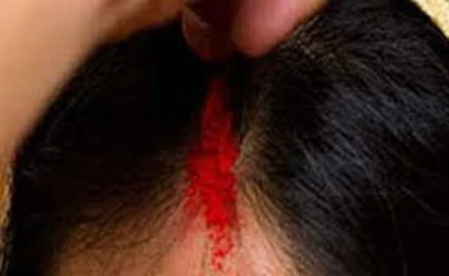 पानी मांगने के बहाने घर में घुसकर लगाया सिंदूर