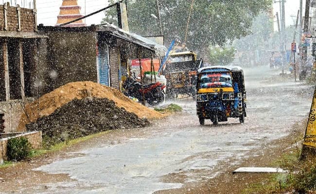 14 जिलों में बढ़ा और 24 में घट रहा बरसात का ट्रेंड, इन जिलों में शुक्रवार को आंधी, बारिश और वज्रपात गिरने की चेतावनी