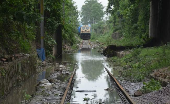 रेलवे ट्रैक पर बढ़ेगा पानी तो इंजीनियर के पास पहुंचेगा मैसेज