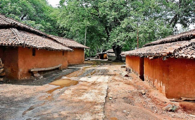 तीन जवानों की तलाश में 10 गांवों में छापेमारी, सूचना देनेवाले को पांच लाख इनाम की घोषणा