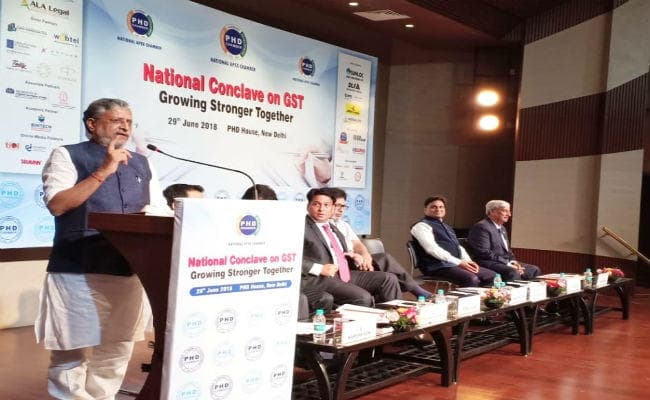 जीएसटी में फिलहाल शामिल नहीं किये जायेंगे पेट्रोल और डीजल : सुशील मोदी