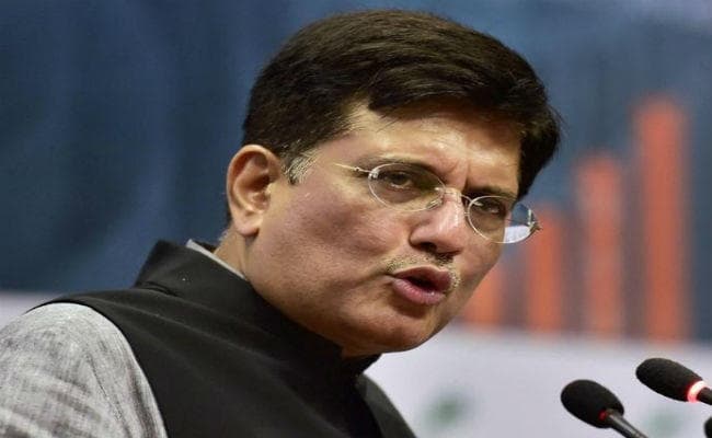 रुपये की गिरावट पर ''कुछ भी बोलने'' से सरकार ने किया किनारा