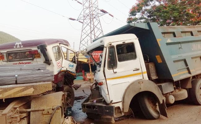 जमशेदपुर : काली मंदिर के सामने ट्रेलर और हाइवा के बीच टक्कर में हाइवा के परखच्चे उड़े