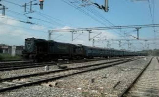 बेटे को बचाने रेलवे ट्रैक पर दौड़ी मां, दोनों की ट्रेन से कटकर मौत