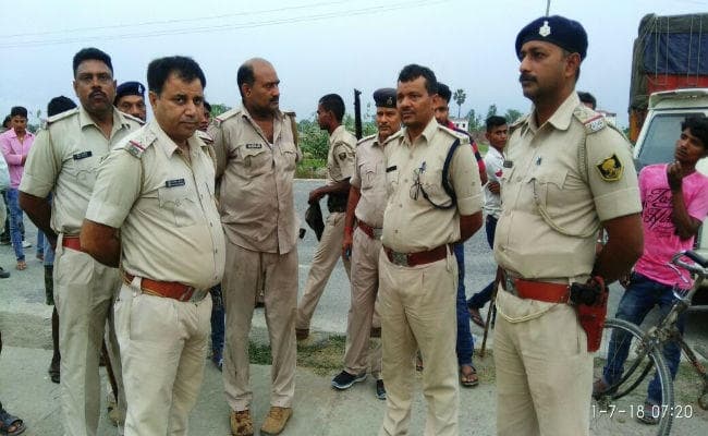 गोपालगंज : बाइक सवार मां-बाप समेत दो बेटियों को ट्रक ने रौंदा, तीन की मौत