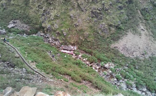 IN PICS : यात्रियों से भरी बस 200 मीटर गहरी खाई में गिरी, 47 मरे