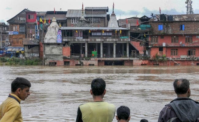 असम और जम्मू-कश्मीर में बाढ़ से अब तक 35 की मौत, राजनाथ सिंह ने दिया मदद का आश्वासन