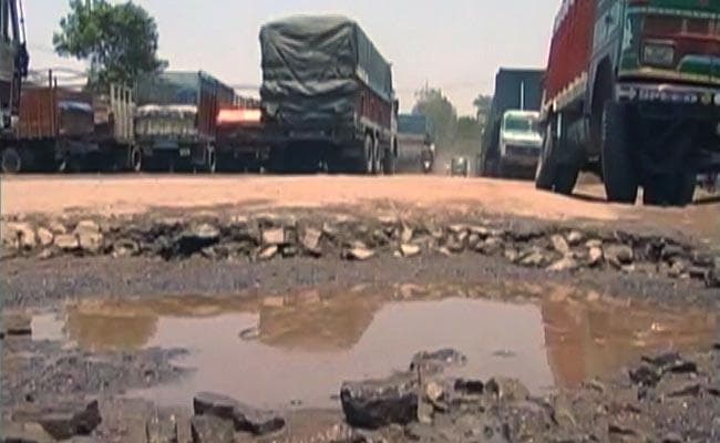 बनारस रोड में गड्ढों की भरमार, लोग परेशान