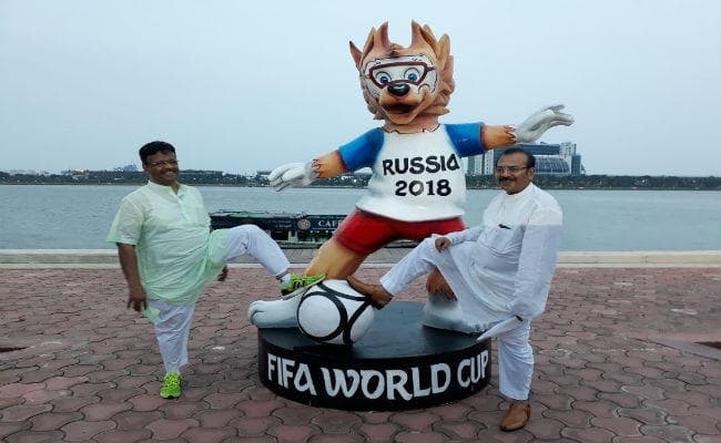 बंगाल के मंत्री-विधायकों पर चढ़ा फुटबॉल का फीवर, विश्व कप लोगो के साथ खिंचाई तसवीर