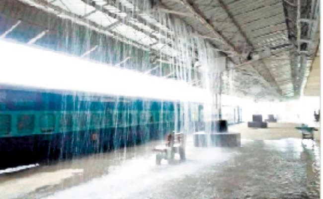 रेलवे प्लेटफॉर्म पर गिर रहा बारिश का पानी