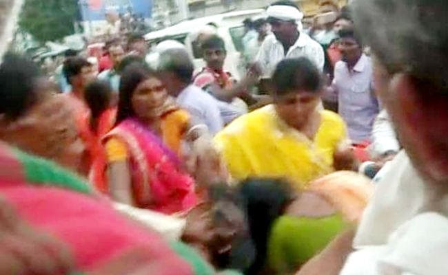 नवादा : रिश्ता टूटने के बाद दहेज की बकाया रकम नहीं देने पर चले लात-घूंसे