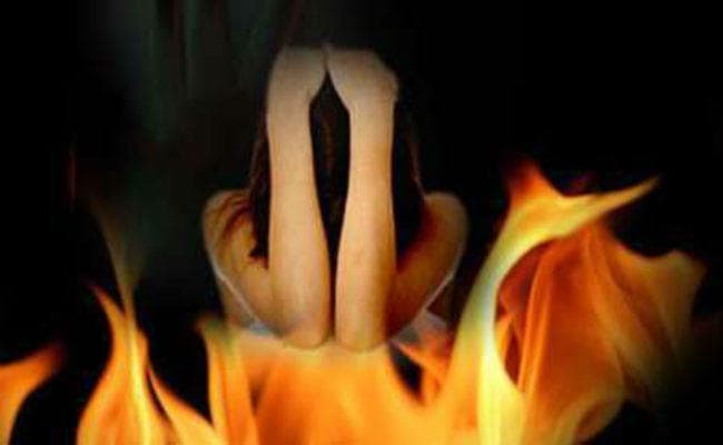 हैवानियत की हद : पत्नी ने जुआ खेलने के लिए पैसे नहीं दिये, तो पेट्रोल छिड़ककर बेटी को जिंदा जलाया