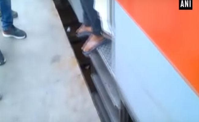 ...जब महिला के ऊपर से गुजर गयी पूरी ट्रेन, देखें VIDEO