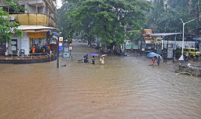 IN PICS : भारी बारिश से मुंबई पानी-पानी