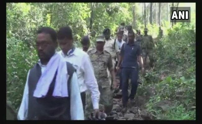 VIDEO : छत्तीसगढ़ में ग्रामीण और पुलिस मिलकर नक्सल प्रभावित इलाके में बना रहे हैं सड़क