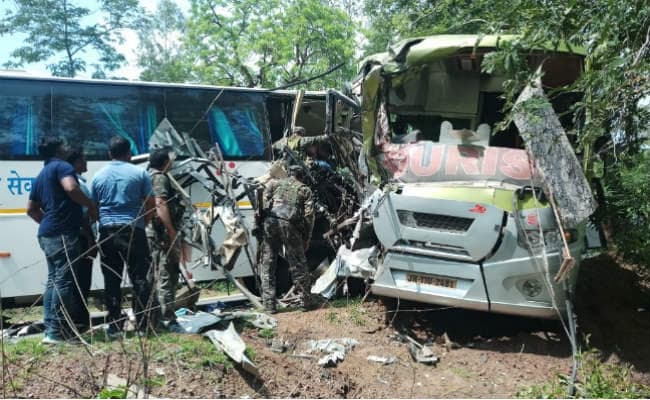 मनिका में झारखंड द्रुतगामी एसी बस और दीप ज्योति बस की सीधी टक्कर, 2 की मौत, दर्जनों घायल