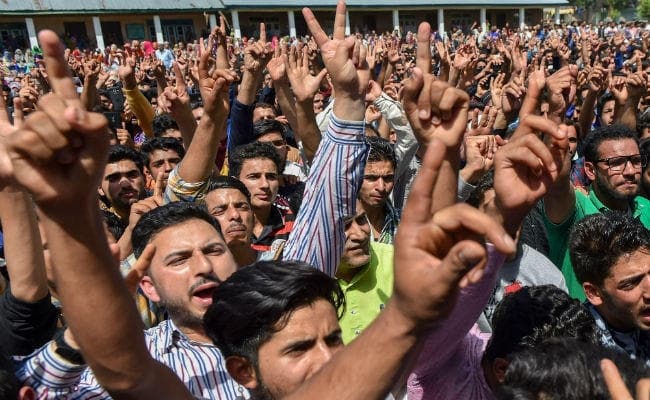 पुलिस का बयान : जम्मू-कश्मीर में सेना की गोलीबारी में तीन नागरिकों की मौत