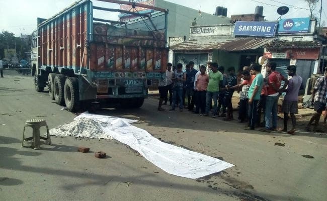 Bokaro : गोमिया में ट्रक ने महिला को कुचला, लोगों ने सड़क पर लगाया जाम