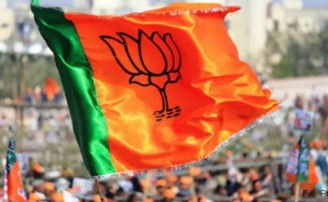 टिकट कटने की खबर से दूसरे दलों में आश्रय ढूंढने लगे कई भाजपा सांसद