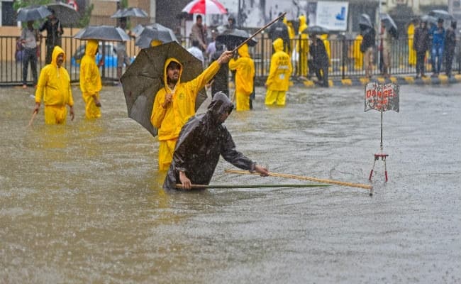 #MumbaiRains : बारिश से दूसरे दिन भी थमी रही मायानगरी मुंबई की रफ्तार