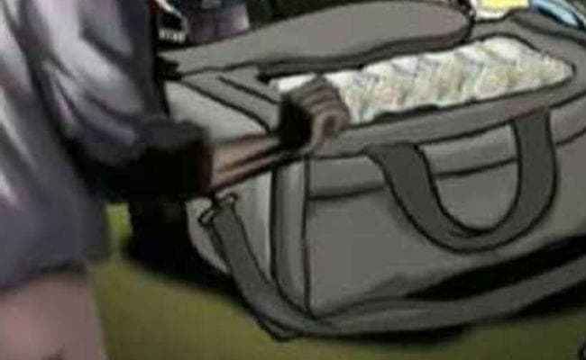 कुड़ू : ग्रामीणों का आठ लाख लेकर बैंक मित्र फरार