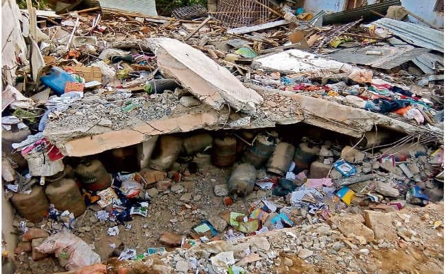 तीसरे दिन भी मलबा हटाने का काम जारी और 76 सिलिंडर मिले