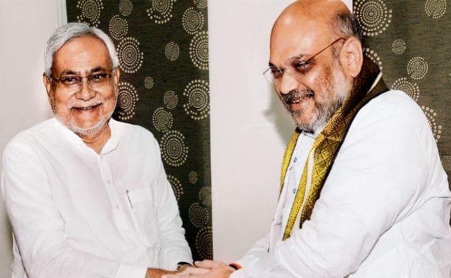 डिनर पर मिले शाह-नीतीश, हुई सियासी चर्चा, नीतीश के चेहरे पर दिखी मुस्कान, कहीं नहीं दिखे भाजपा के ''शत्रु''