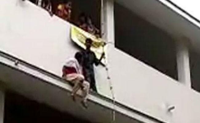 VIDEO: मॉक ड्रिल के दौरान दूसरी मंजिल से गिरी छात्रा, गयी जान