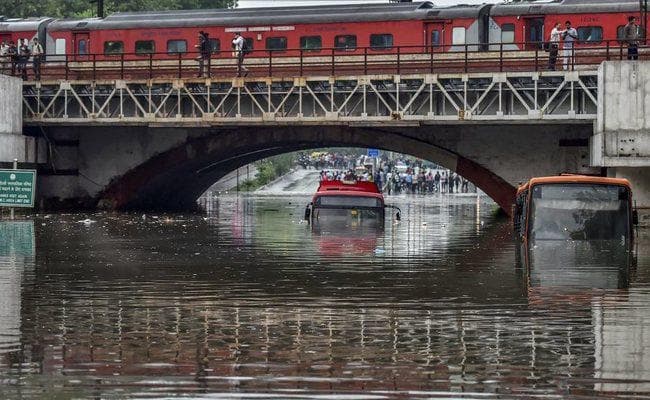 माॅनसून की पहली बारिश में खुल गयी केजरीवाल की पोल, आठ फीट पानी में डूब गयीं डीटीसी की बसें