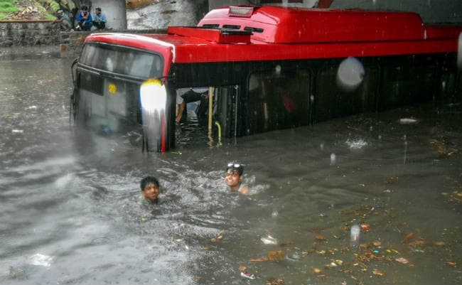 भारी बारिश में दिल्ली-मुंबई सहित प्रमुख शहरों का क्या होता है हाल, तसवीरों में देखें