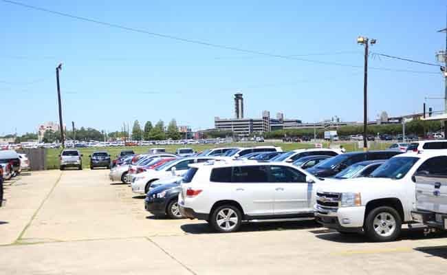 एयरपोर्ट पार्किंग में विवाद सुलझाने के लिए अब महिलाओं का सहारा