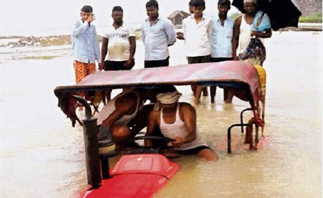 बाढ़ की दस्तक : सीवान में गंडक नहर का टूटा बांध, गांव में घुसा पानी, पूर्वी कोसी पर बसे गांवों पर भी मंडराने लगा खतरा