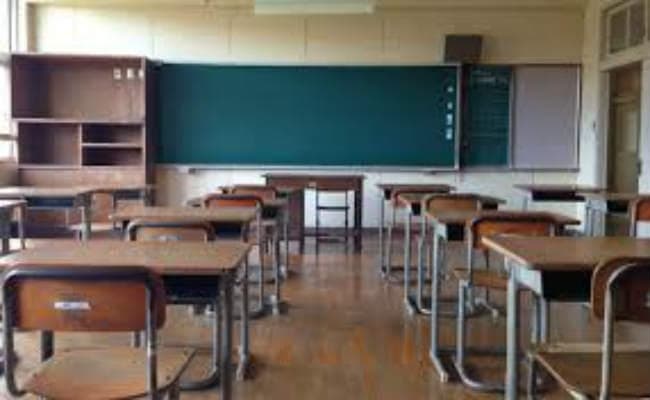 रघुनाथपुर हाई स्कूल में छात्रों का कक्षा बहिष्कार