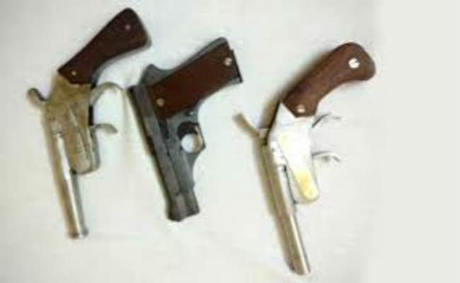 पुलिस के पहुंचते ही अपराधी हुए फरार, स्काॅर्पियो व पिस्तौल जब्त