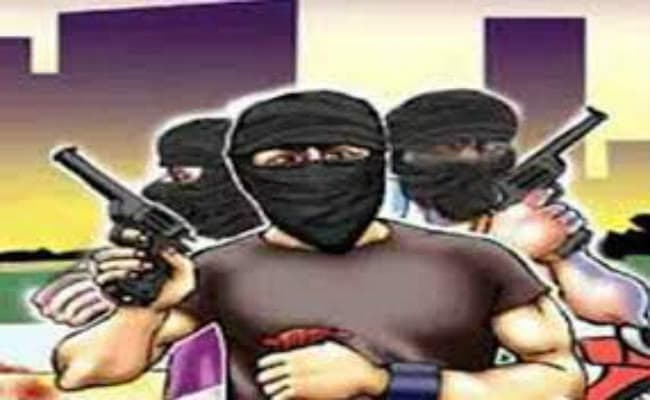 दिनदहाड़े 15.15 लाख रुपये की लूट