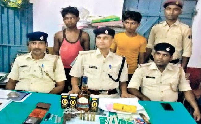 RPF ने दो ट्रेन लुटेरों को दौड़ा-दौड़ा कर धर दबोचा, सरगना फरार, धनबाद से इलाहाबाद तक देते हैं लूट की घटना को अंजाम