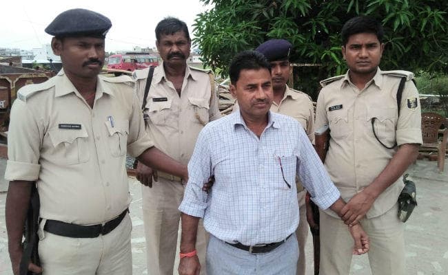 30 हजार रुपये रिश्वत लेते निगरानी के हत्थे चढ़े DUDA के जूनियर इंजीनियर