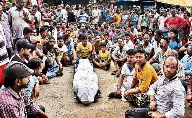 रांची : शव के साथ बैठे रहे परिजन, 10 लाख रुपये मुआवजा व आश्रित को सरकारी नौकरी देने की उठी मांग